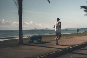 image homme qui court en bord de mer